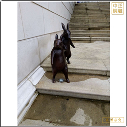 鑄銅關(guān)公 兩只小兔子下臺(tái)階雕塑