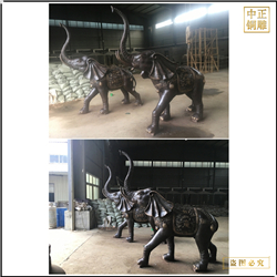 門(mén)口大象雕塑上色