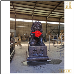 鑄銅關(guān)公 腳踩繡球銅獅子雕塑