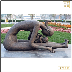 鑄銅關(guān)公 母親逗孩子銅雕塑