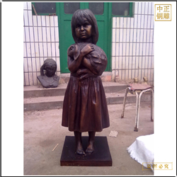 鑄銅關(guān)公 小女孩手抱寵物銅雕塑