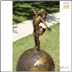 鑄銅關公 站在地球儀上的小女孩雕塑